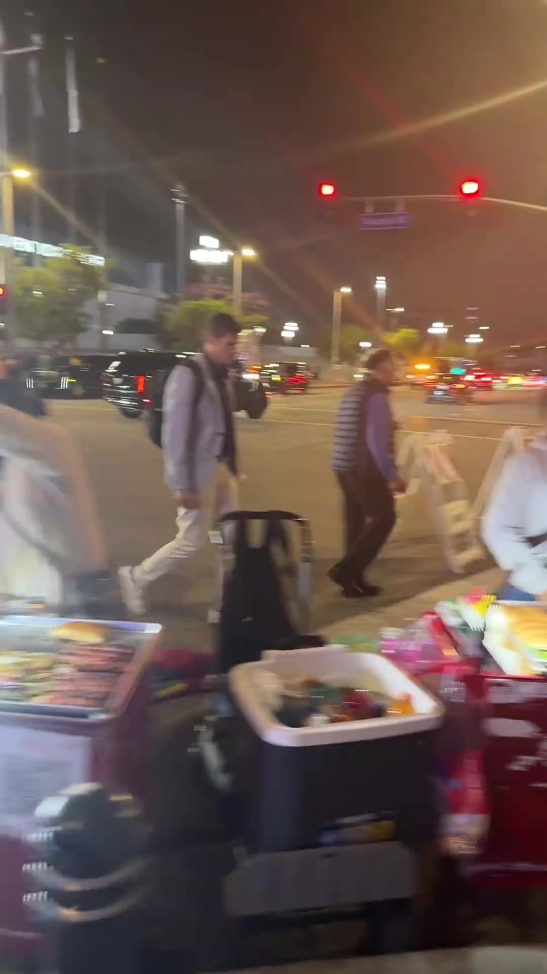 這么多擺地攤的啊周玲安湖人輸給勇士球館外還是很熱鬧