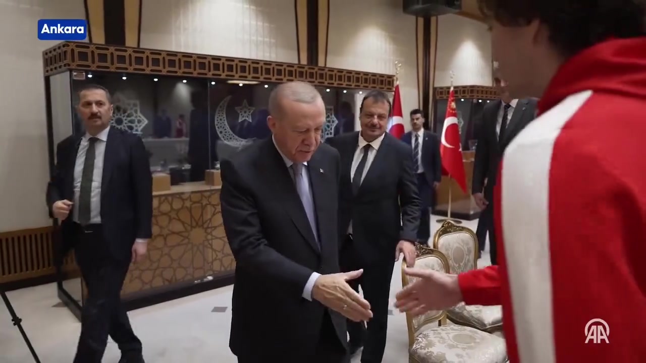 歐錦賽亞軍土耳其總統(tǒng)埃爾多安接見(jiàn)土耳其男籃全體成員