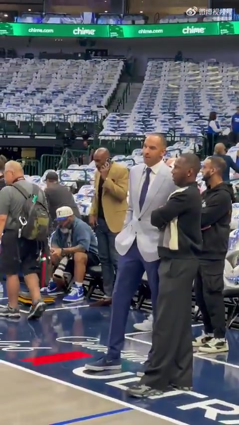 兩位這是在談什么交易呢富保羅與獨行俠高管Nico面對面熱聊