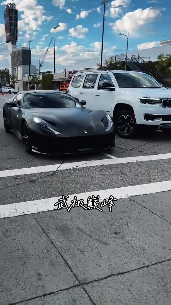 豪車啊網友偶遇布朗尼開著新?lián)Q的法拉利812來到球館