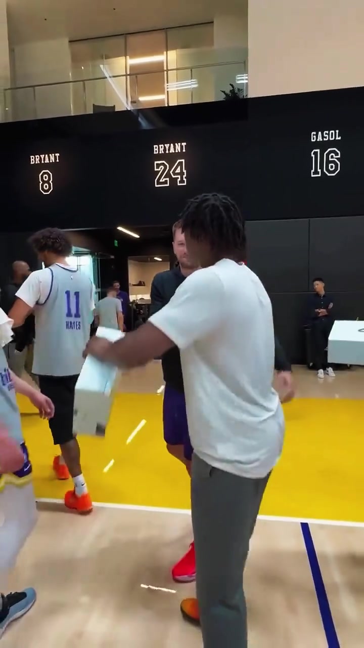 東子老板大氣給湖人球員一人送了一雙球鞋