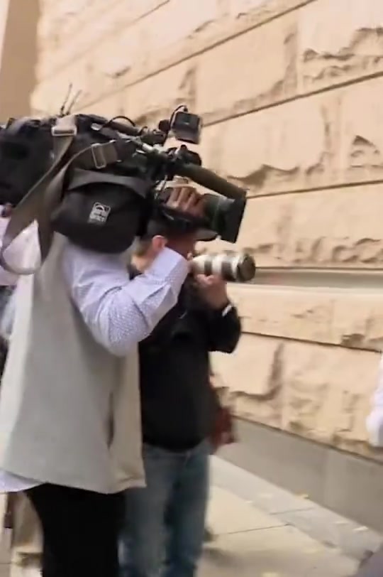 兩回事比盧普斯周四下午離開(kāi)聯(lián)邦法院 因洗錢和電信欺詐指控出庭受審