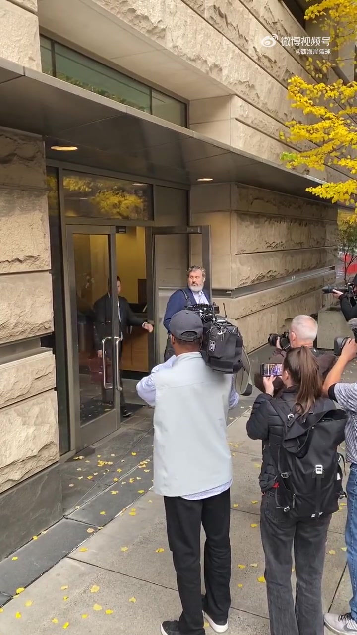 感覺(jué)人直接頹了啊比盧普斯已獲保釋離開(kāi)波特蘭當(dāng)?shù)胤ㄔ? title=