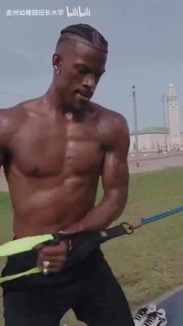 刻苦總有回報一起來感受巴特勒恐怖的核心力量魔鬼筋肉人