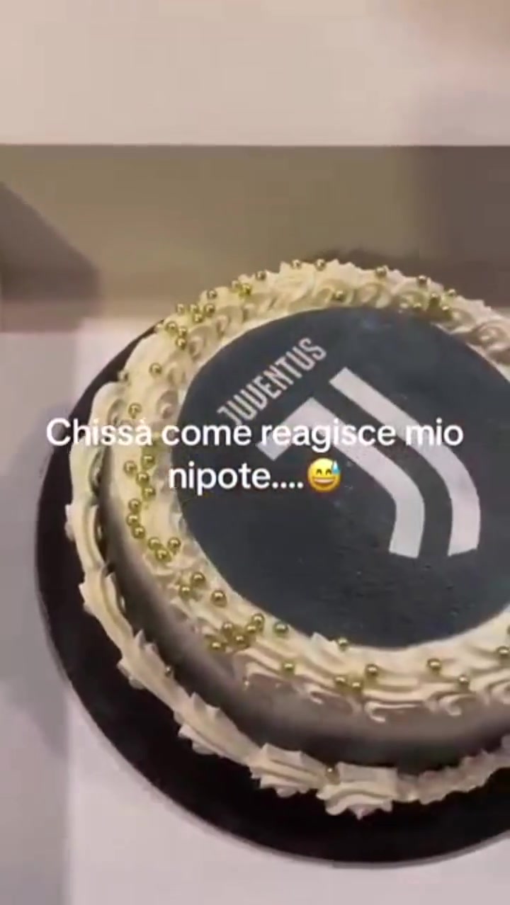 被送尤文隊徽的生日蛋糕這位國米小球迷的反應(yīng)太真實了