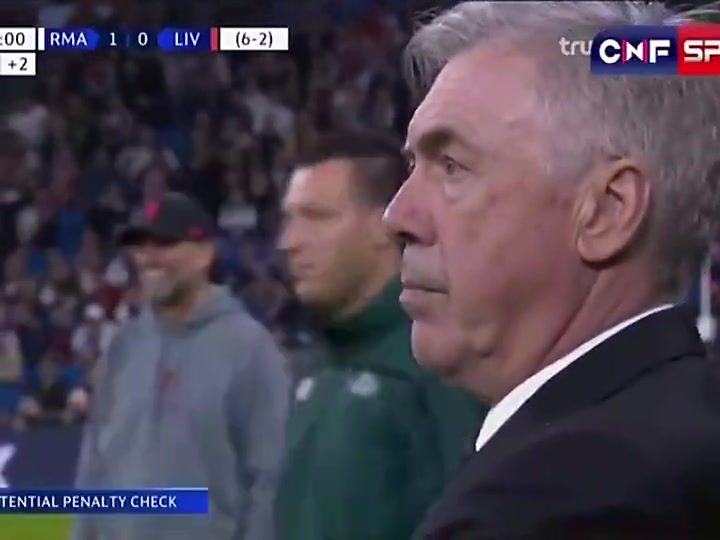 皇馬6-2利物浦克洛普對(duì)著安帥方向苦笑