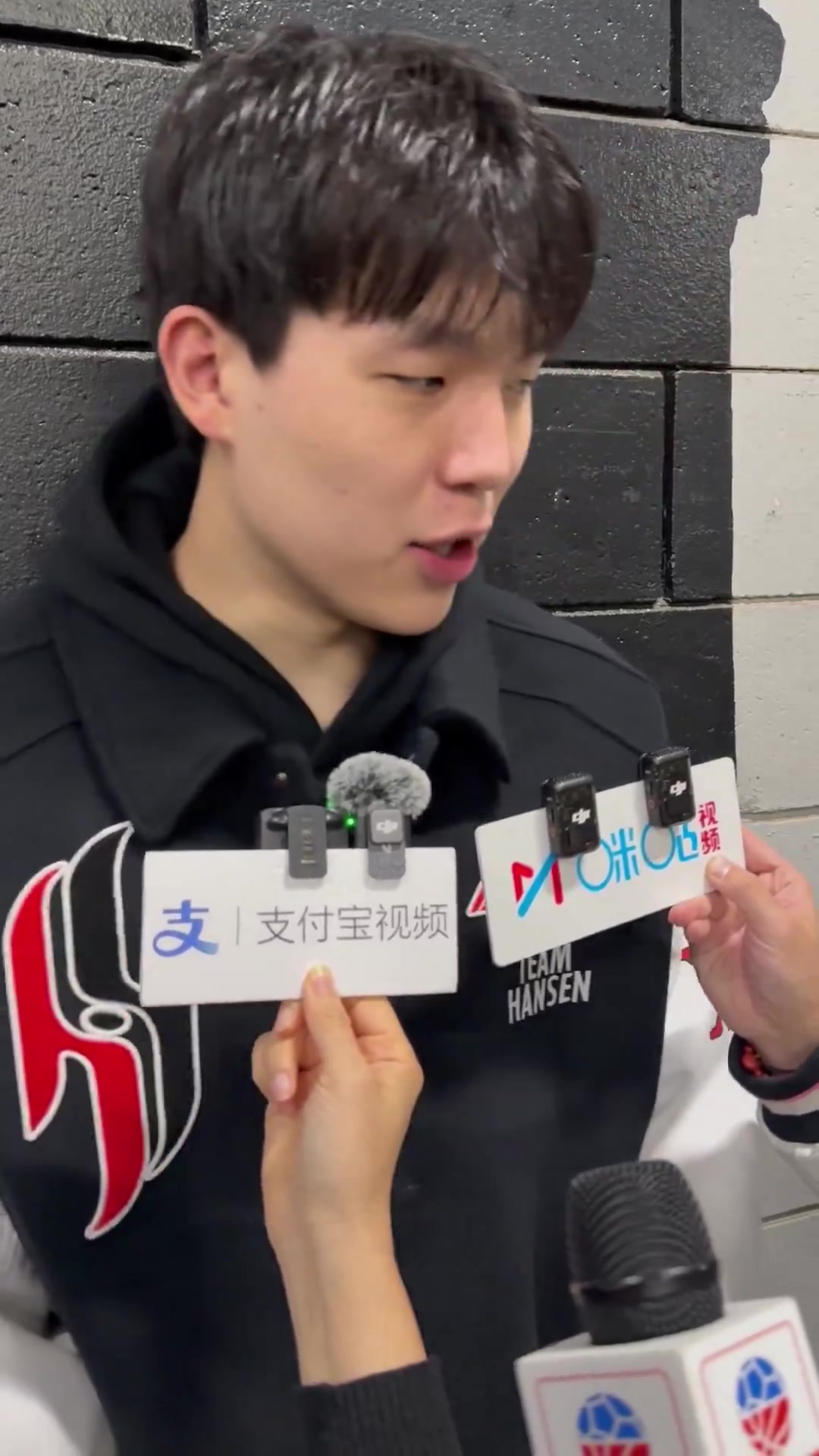 在替補(bǔ)席和隊(duì)友喊得最多的是瀚森不能說(shuō)有時(shí)候有點(diǎn)罵人的