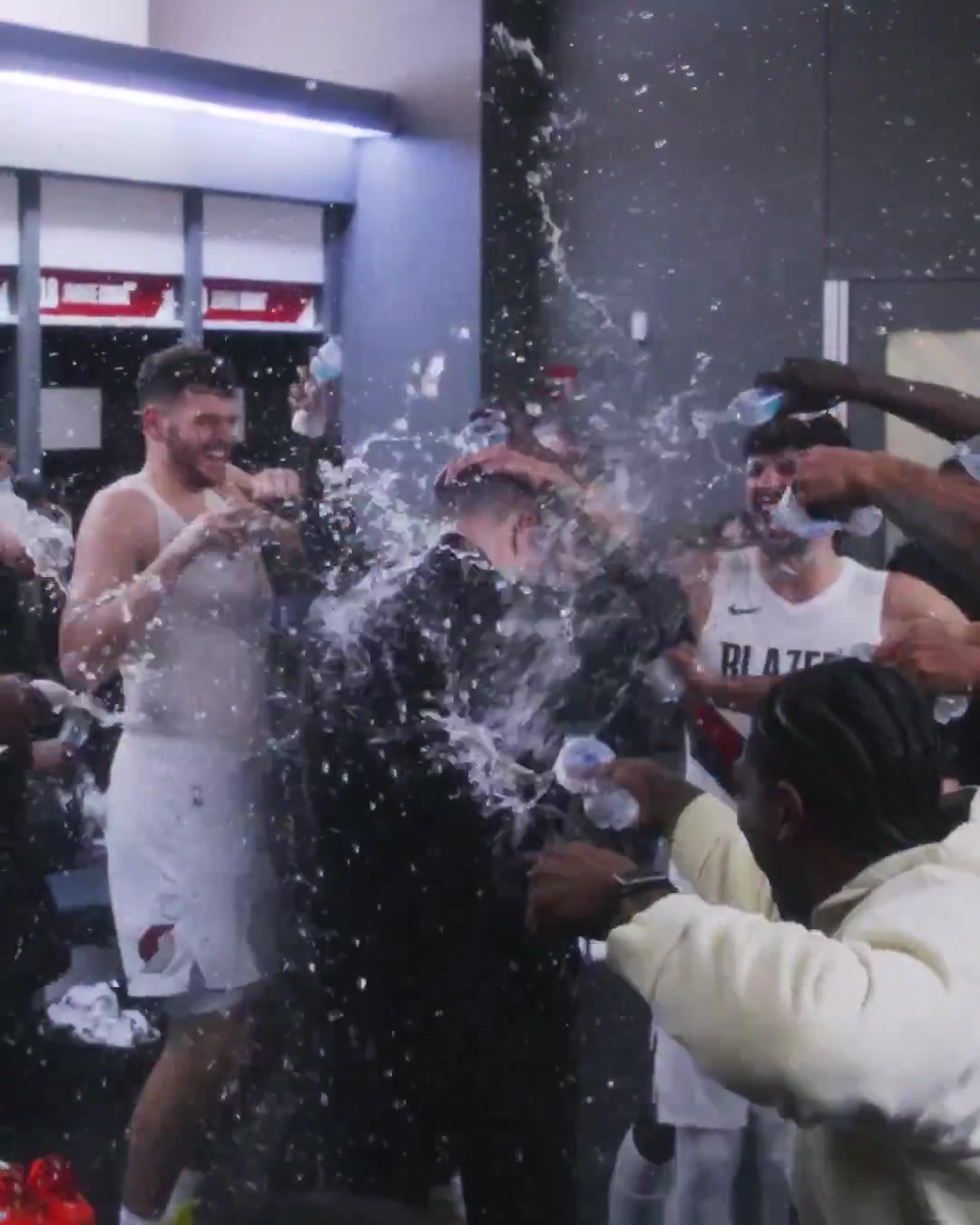 一掃陰霾開(kāi)拓者全員潑水慶祝斯普利特首勝小楊潑得很開(kāi)心啊