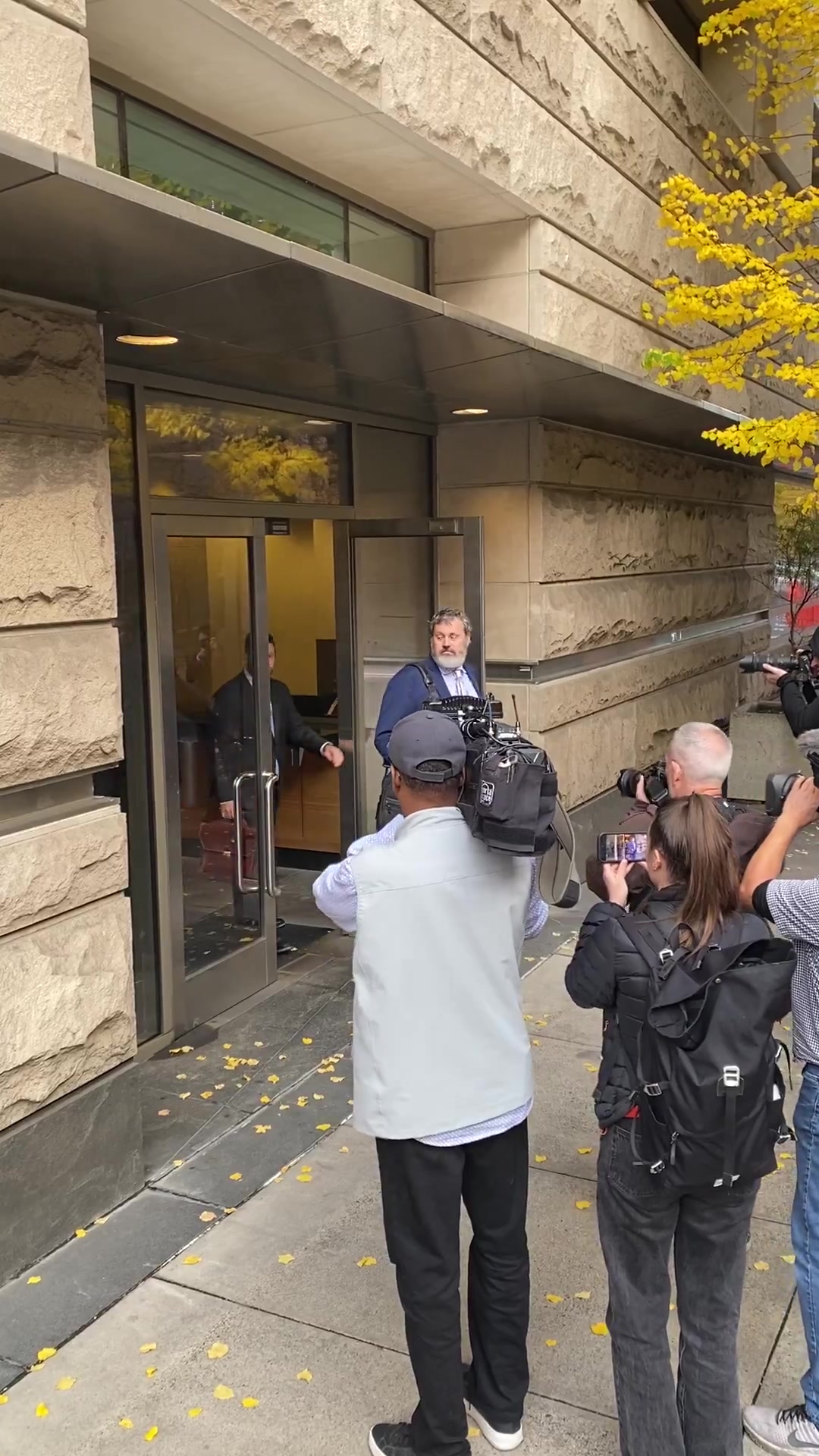 看上去很淡定比盧普斯身穿運(yùn)動(dòng)連帽衫離開(kāi)法院