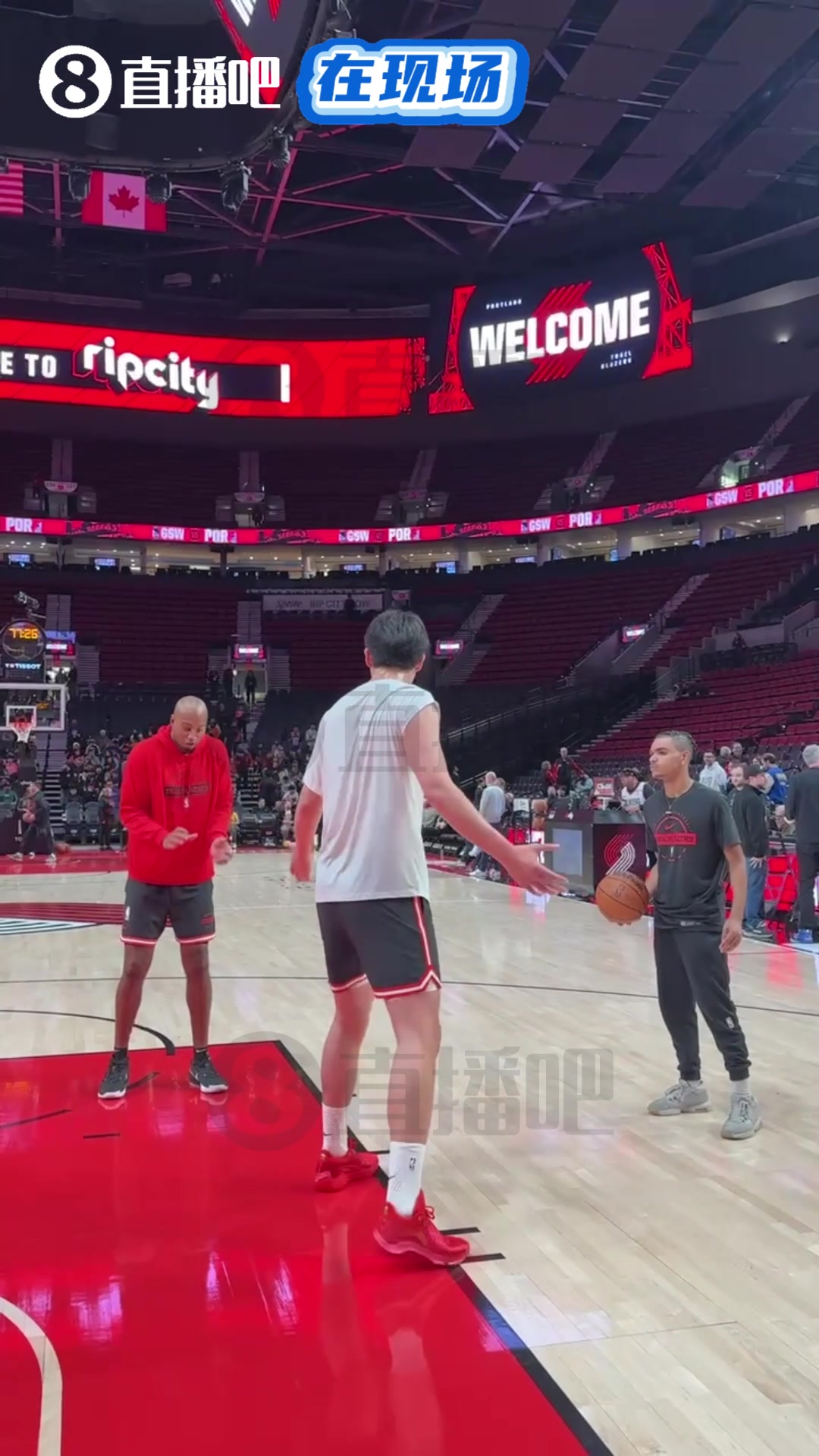 楊瀚森賽前護(hù)框練習(xí)今天看來(lái)要化身籃下擎天柱