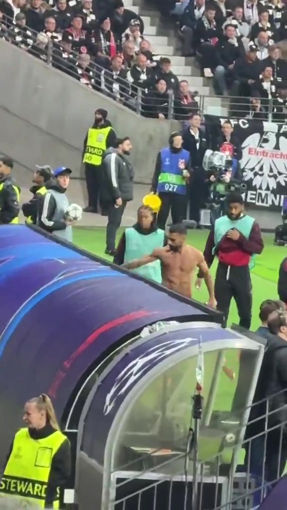 怒了球迷現(xiàn)場實(shí)拍薩拉赫怒摔衣服