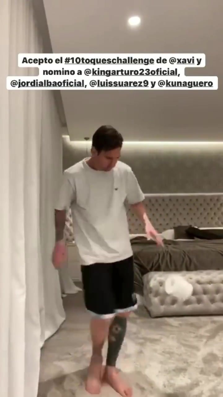 不屬于地球的球感名場(chǎng)面梅西當(dāng)年回應(yīng)哈維的顛卷紙?zhí)魬?zhàn)