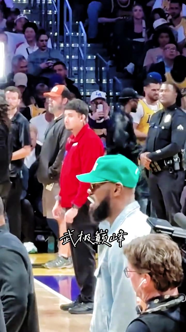 小小的不自律老詹觀賽有點(diǎn)無聊吃起了棒棒糖