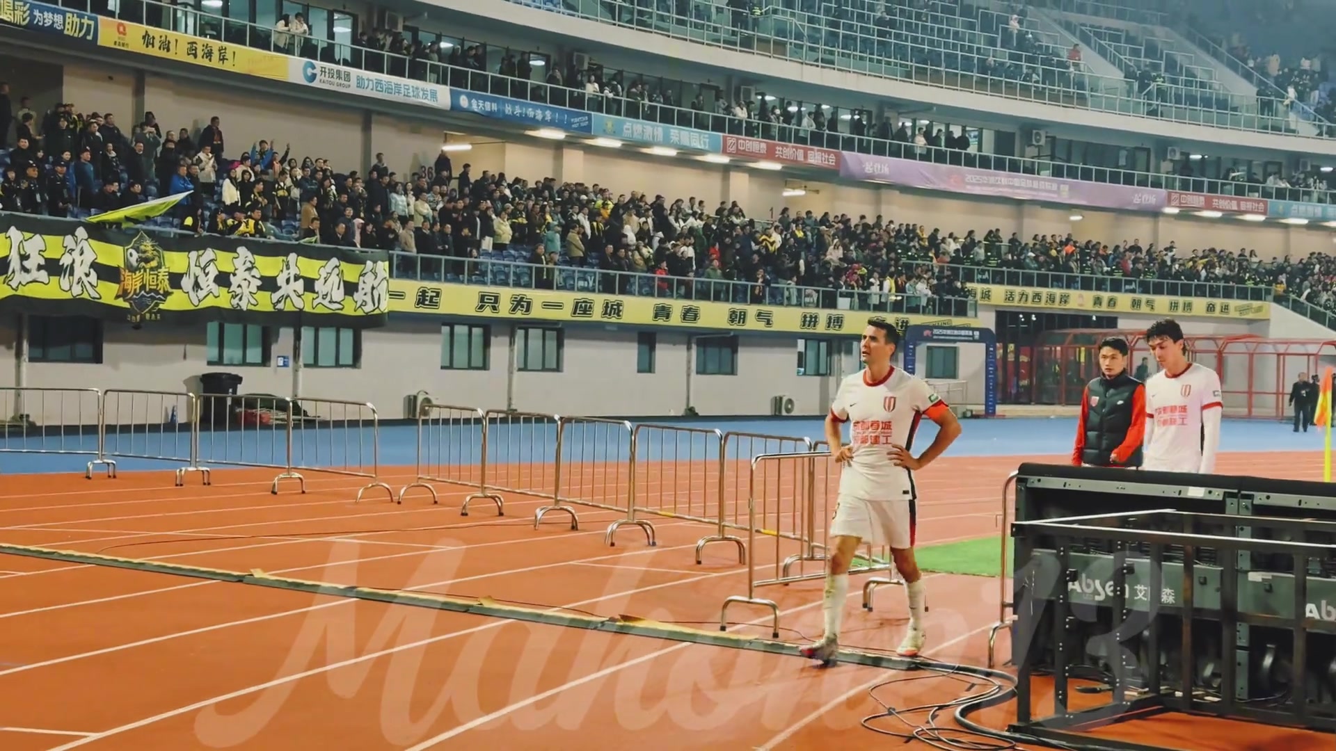 客場絕平西海岸后蓉城全隊(duì)向球迷謝場