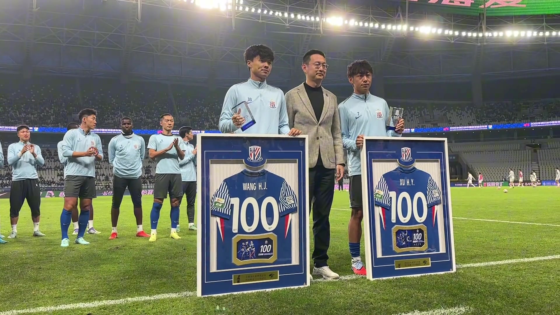 百場里程碑徐皓陽和汪海健俱樂部出場百場紀(jì)念儀式