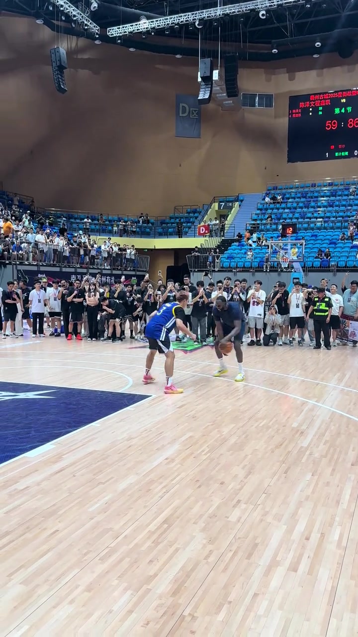 好慘程鑫凱身穿普爾球衣被追夢(mèng)無情碾壓得分隨后還被鎖喉