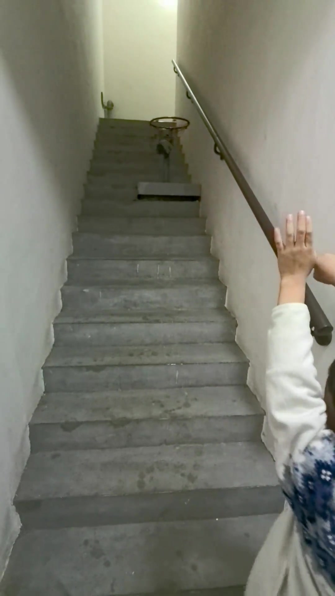 小弟弟樓梯間苦練投籃 不懂就問這會(huì)吵到鄰居嗎