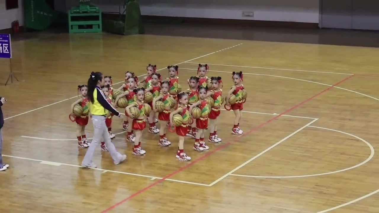 這么小的萌娃能跳出這么整齊的籃球舞真的有點(diǎn)厲害啊