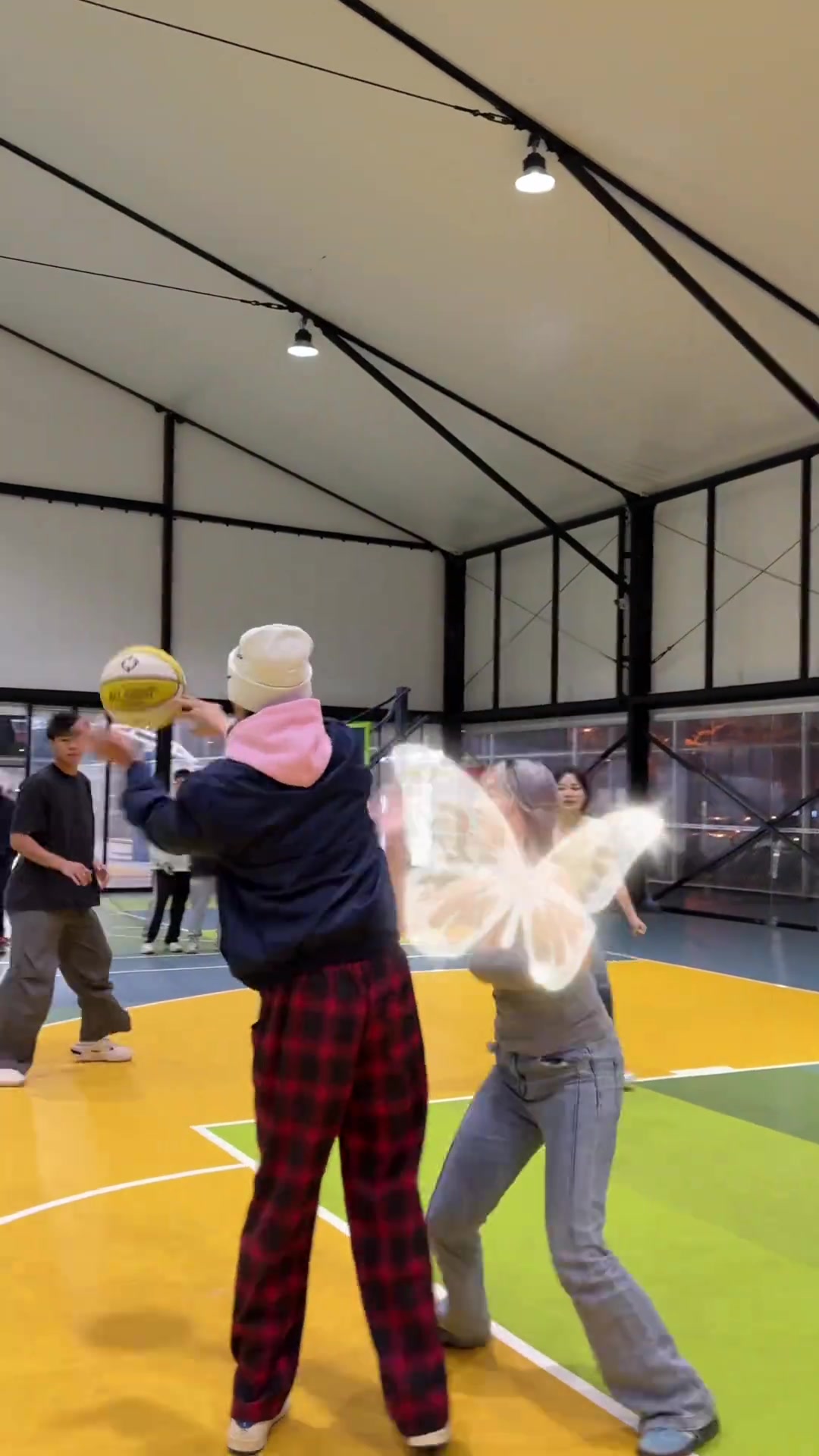 不懂就問(wèn)野球場(chǎng)怎么防守穿背心的女孩子