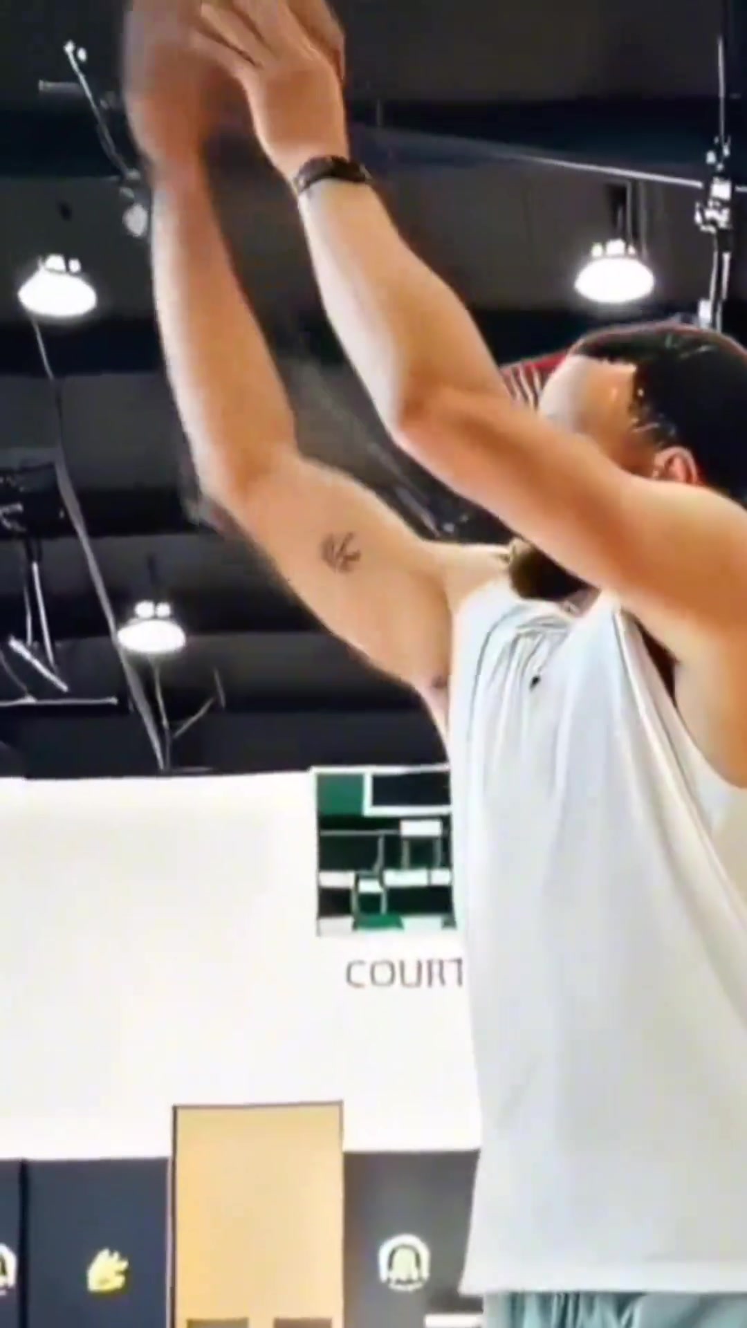 庫里投籃細(xì)節(jié)解析投籃持球手型相距較近投籃往上發(fā)力...