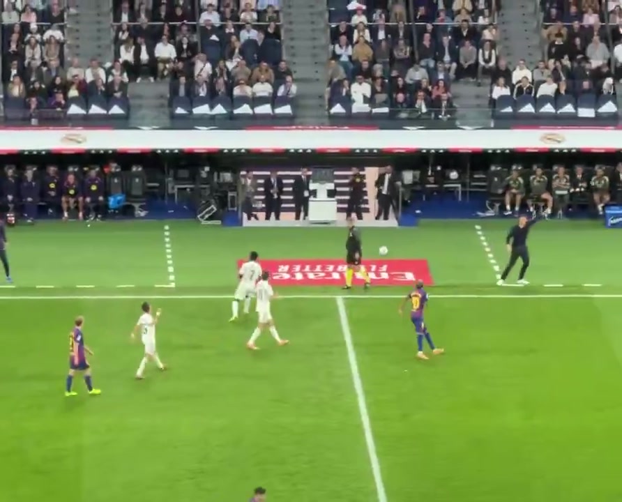 換個角度看看維尼修斯怒踢皮球嚇到亞馬爾