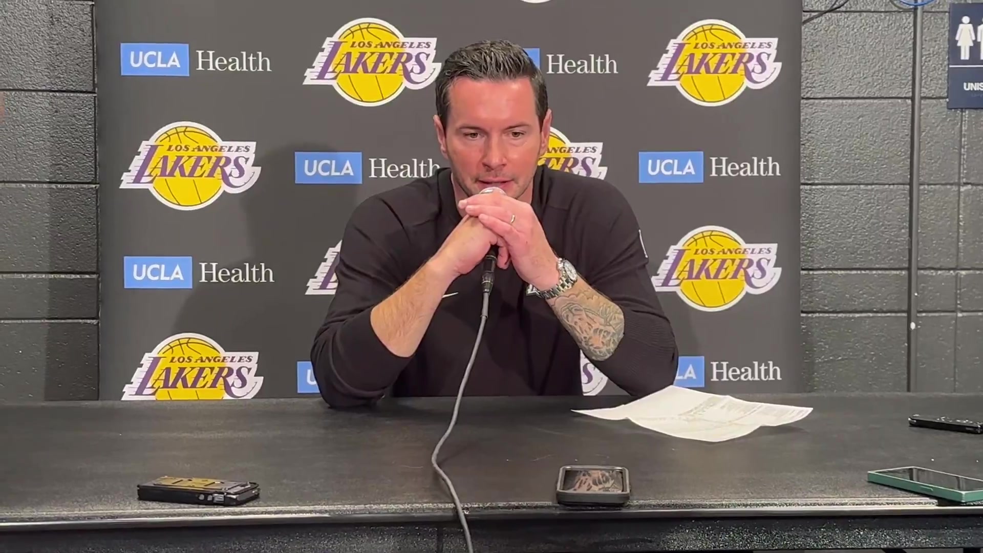 雷迪克賽后采訪談里夫斯絕殺他會(huì)出現(xiàn)在最重要的時(shí)刻