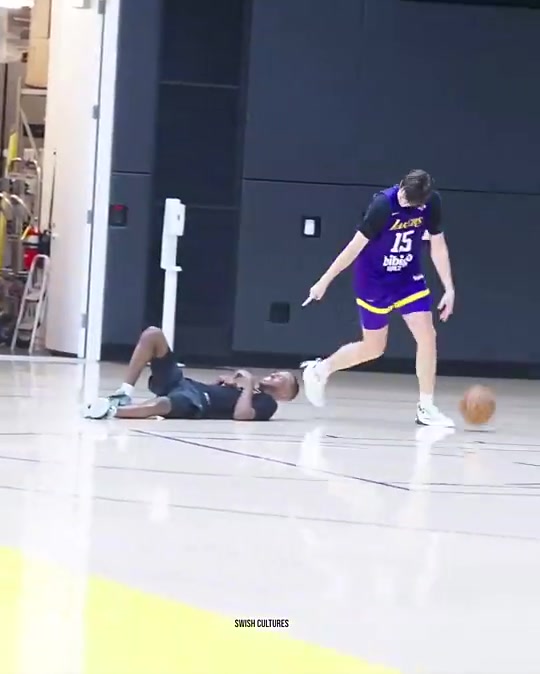 不要太過分里夫斯背運(yùn)把助教給晃倒了還對(duì)后者瘋狂嘲諷