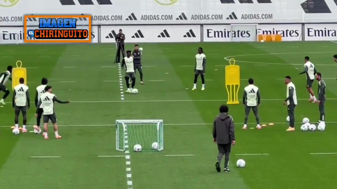 囧維尼修斯訓(xùn)練賽多次射門不進(jìn)隊(duì)友都看不下去了