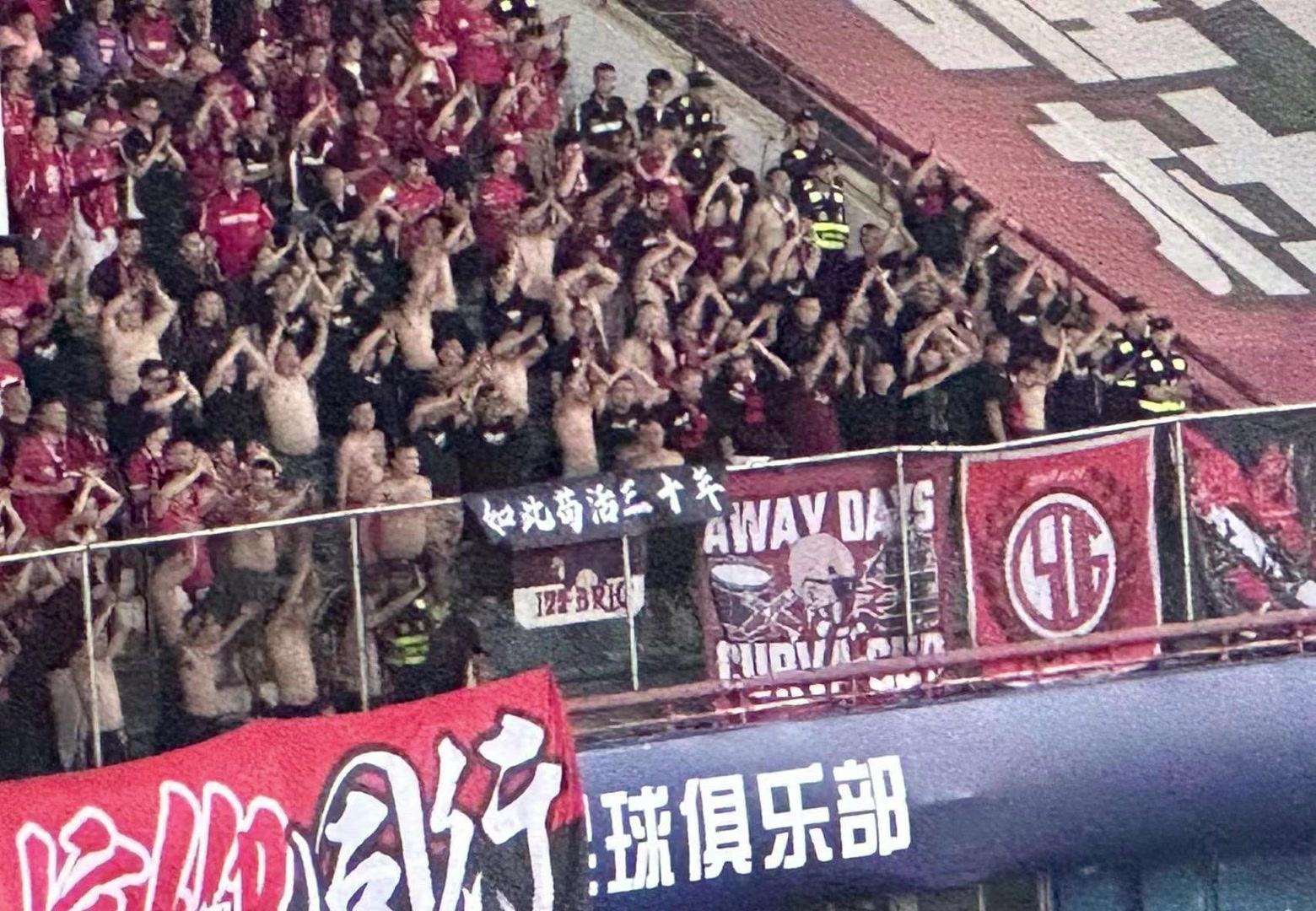 去年極端成都球迷嘲諷河南隊如此茍活三十年今年...