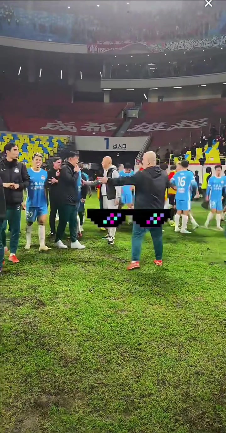 不應(yīng)該啊賽后蓉城球迷怒罵河南隊球員泄憤