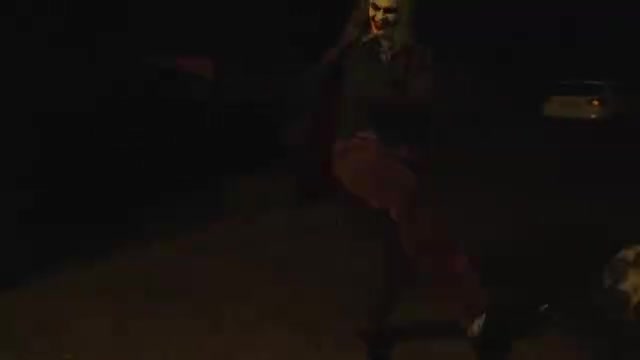 曼徹斯特變哥譚哈蘭德萬(wàn)圣節(jié)化妝成小丑入侵街頭路人的反應(yīng)