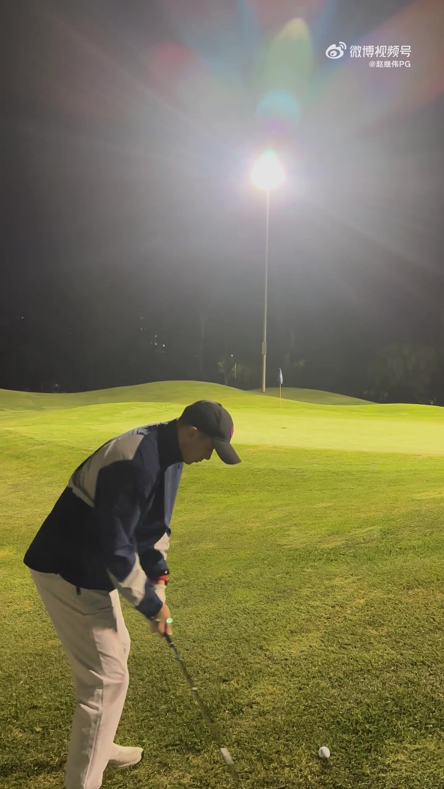 牛啊趙繼偉打高爾夫球直接一桿進洞 引發(fā)一陣驚呼