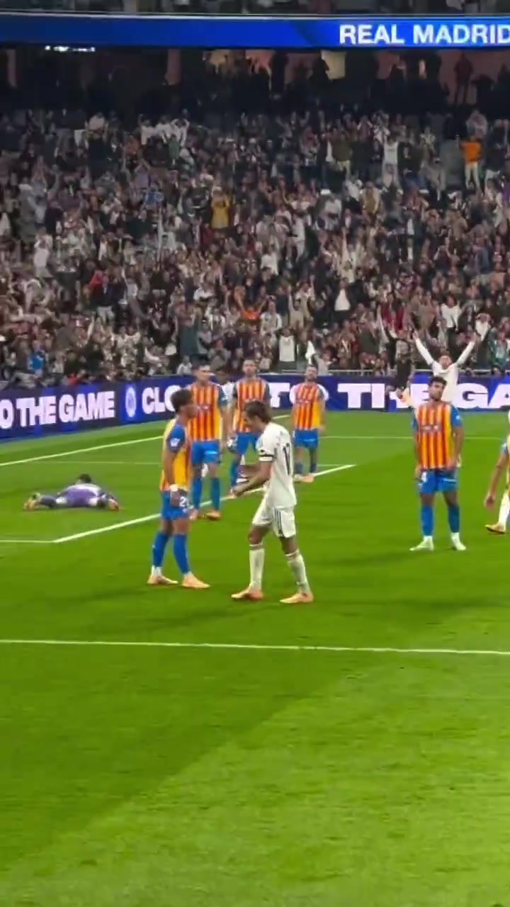 極致的暴力近距離看卡雷拉斯暴射皮球幾乎不轉(zhuǎn)左右晃動(dòng)