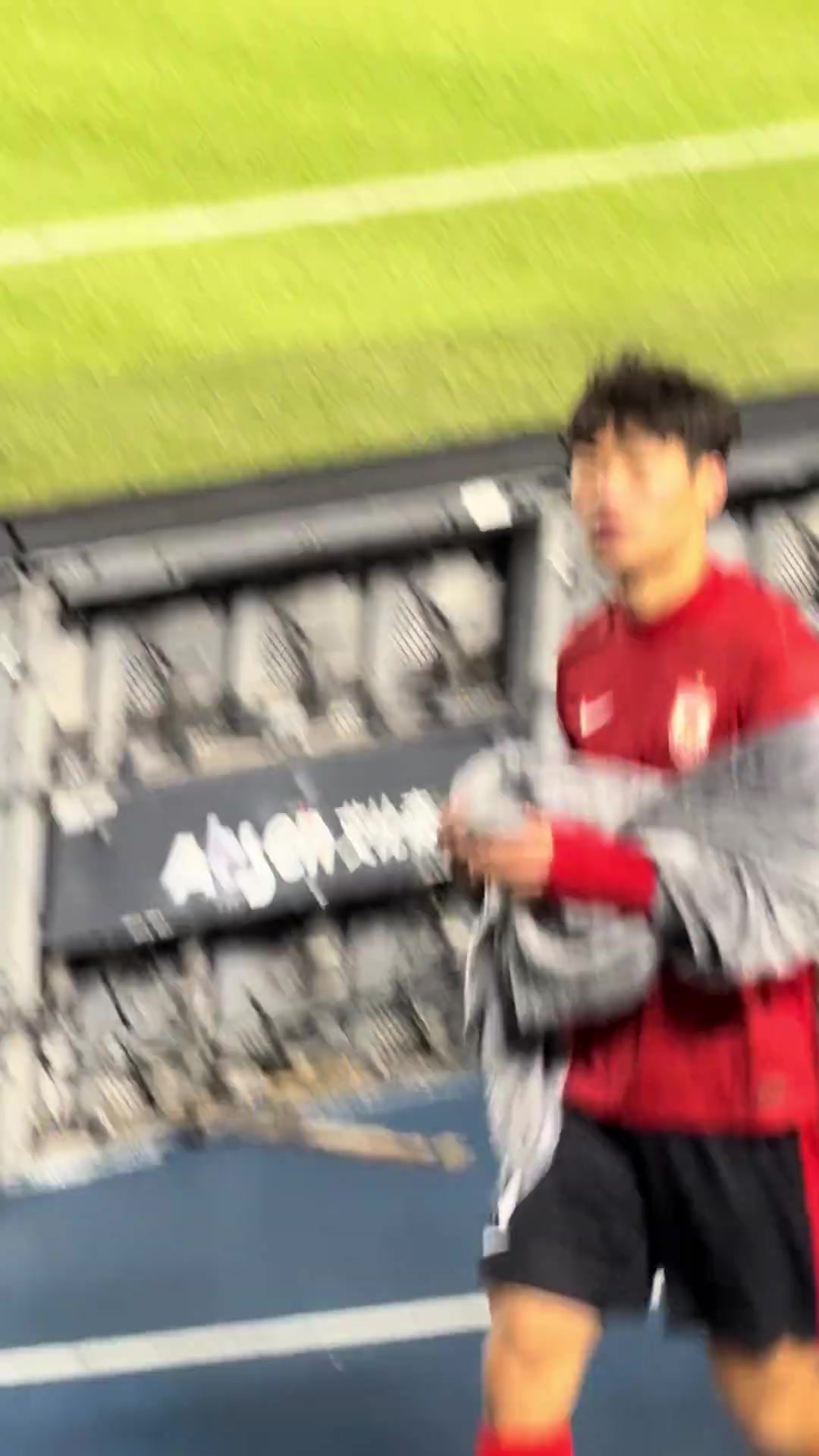 實(shí)拍慘敗國(guó)安后長(zhǎng)春亞泰球員賀一然面對(duì)球迷指責(zé)做出這個(gè)動(dòng)作