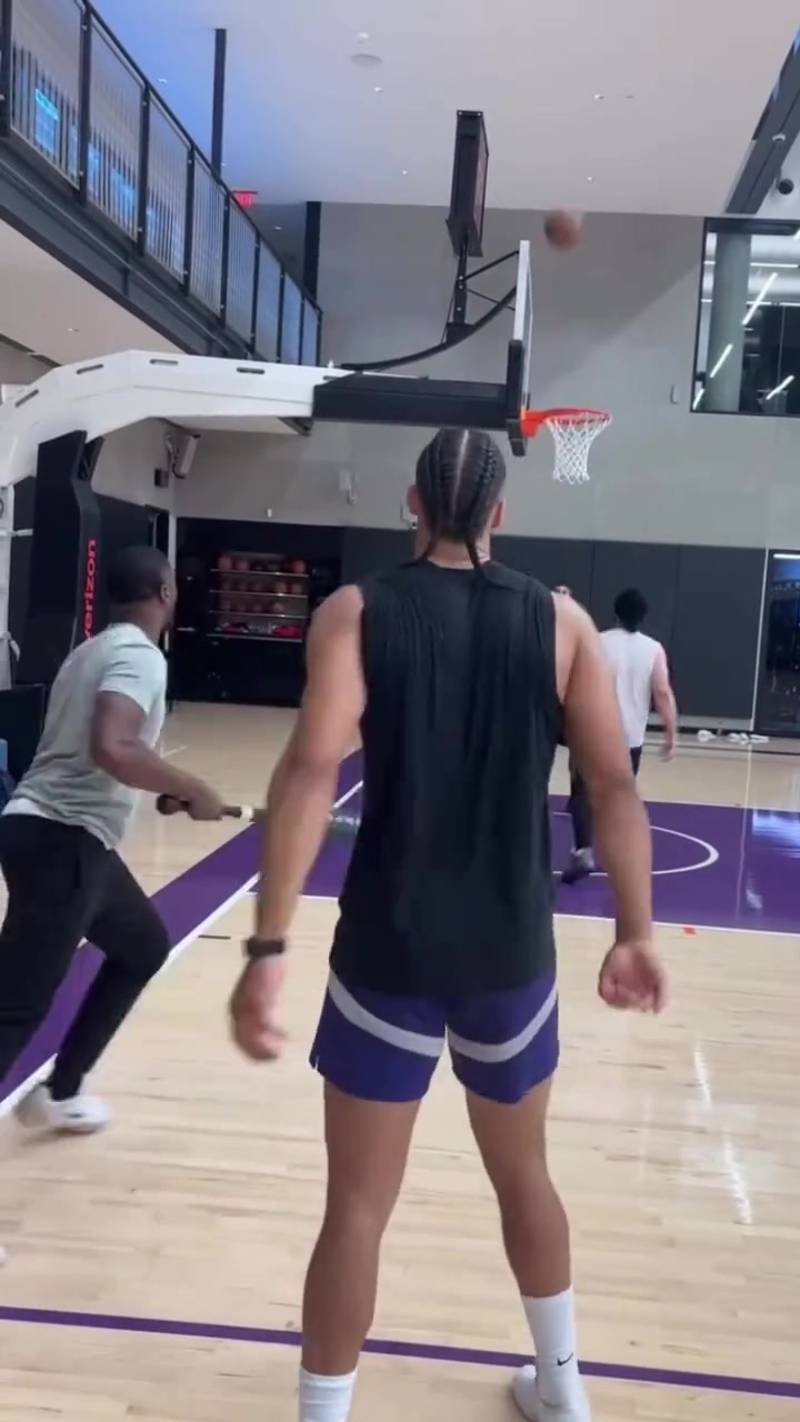 這出手速度感覺比庫里還變態(tài)狄龍-布魯克斯狂練三分投射