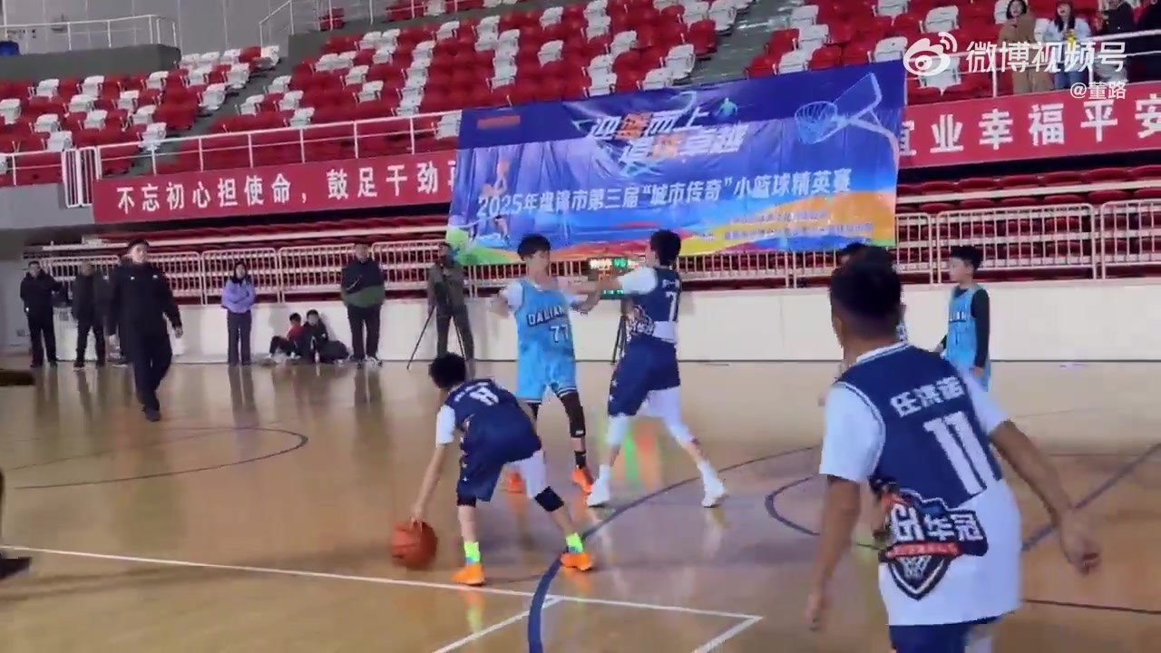 無語場邊家長沖進場內推倒比賽小球員直接引發(fā)多方家長沖突斗毆