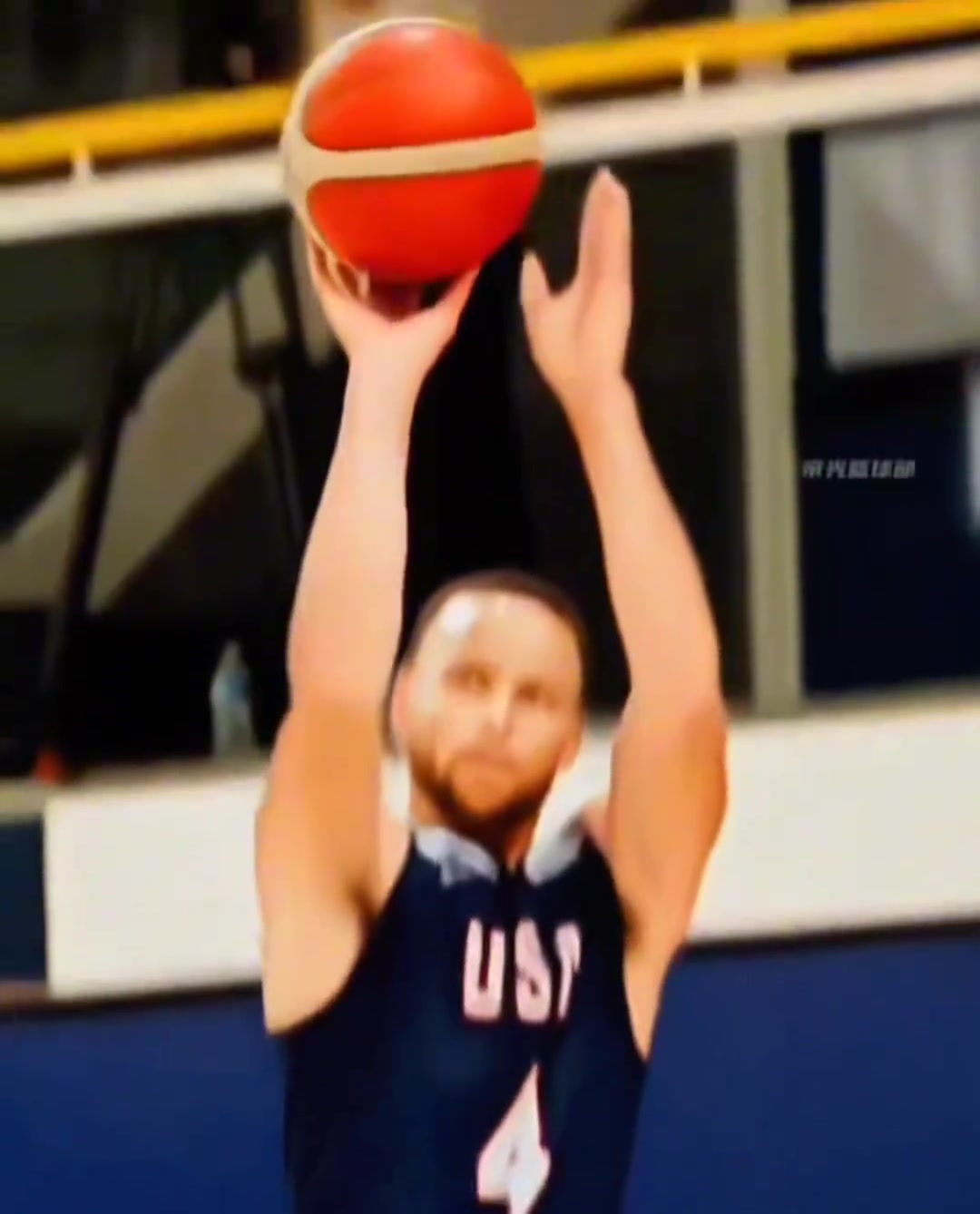 庫(kù)里投籃細(xì)節(jié)解析壓腕時(shí)食指與中指撥球中指最后撥出...