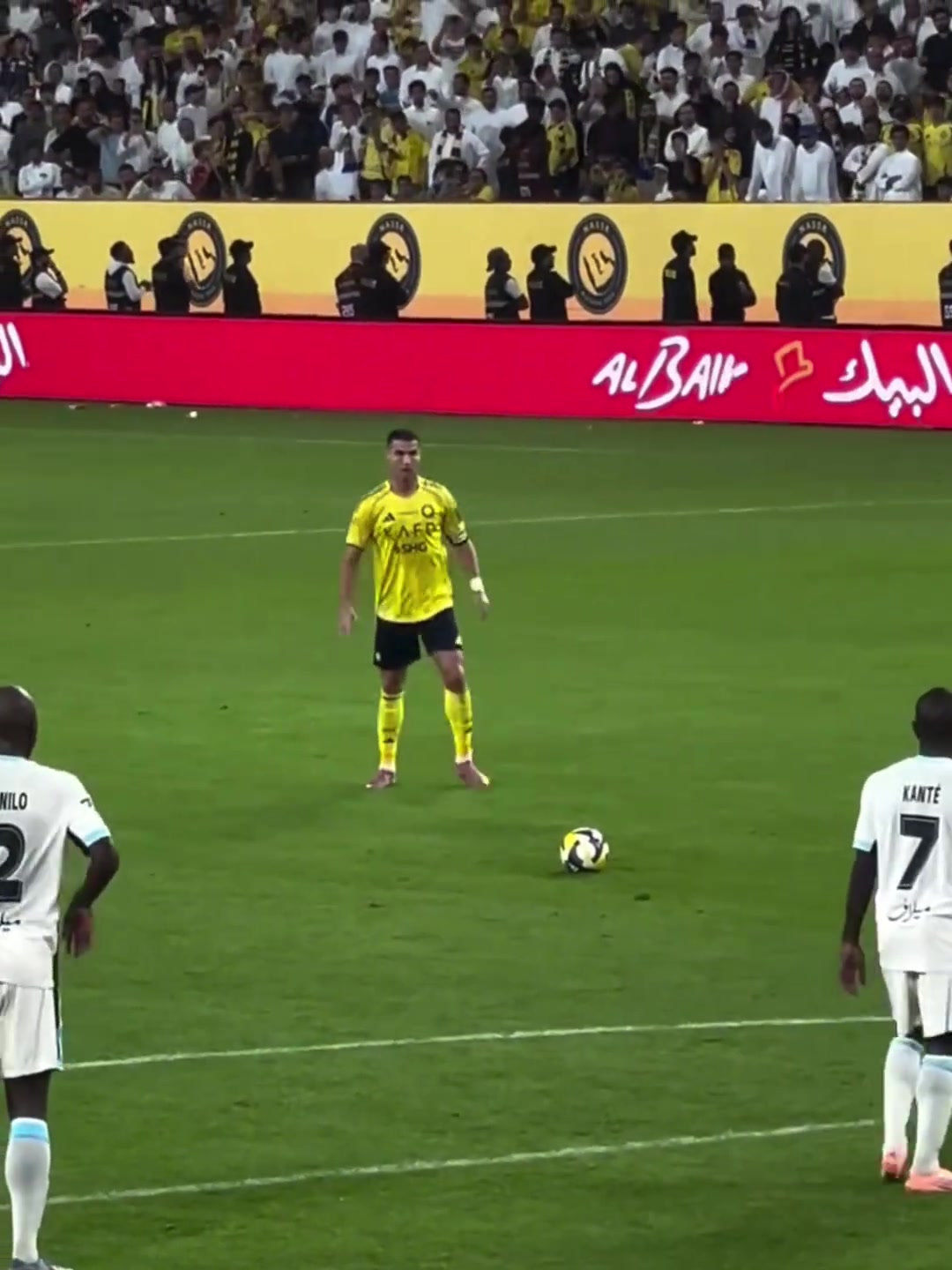 會(huì)懷念曾經(jīng)無所不能的自己?jiǎn)酑羅任意球主罰前默默給自己鼓勁