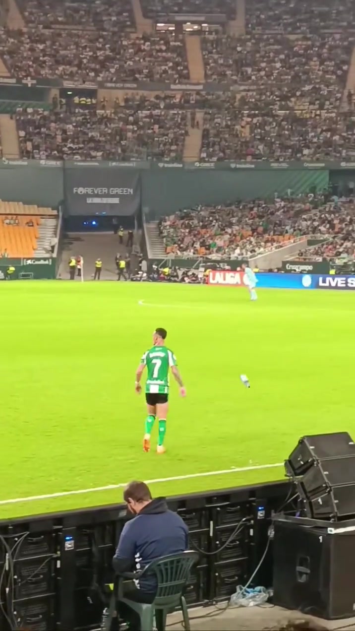 圓神發(fā)力安東尼喝水時(shí)發(fā)現(xiàn)球隊(duì)發(fā)起進(jìn)攻立馬要球助攻隊(duì)友破門