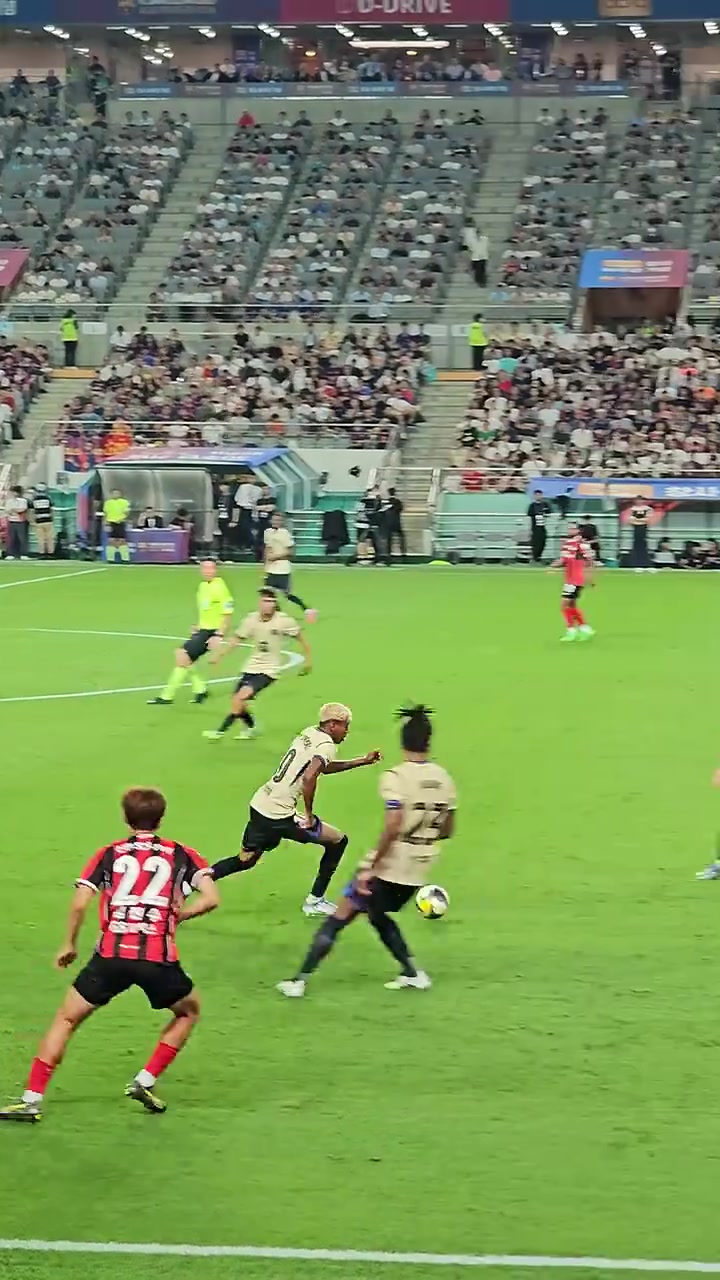 錯(cuò)進(jìn)錯(cuò)出現(xiàn)場(chǎng)直拍亞馬爾此前韓國(guó)行的進(jìn)球?qū)嵲诓恍凶约簛?lái)吧