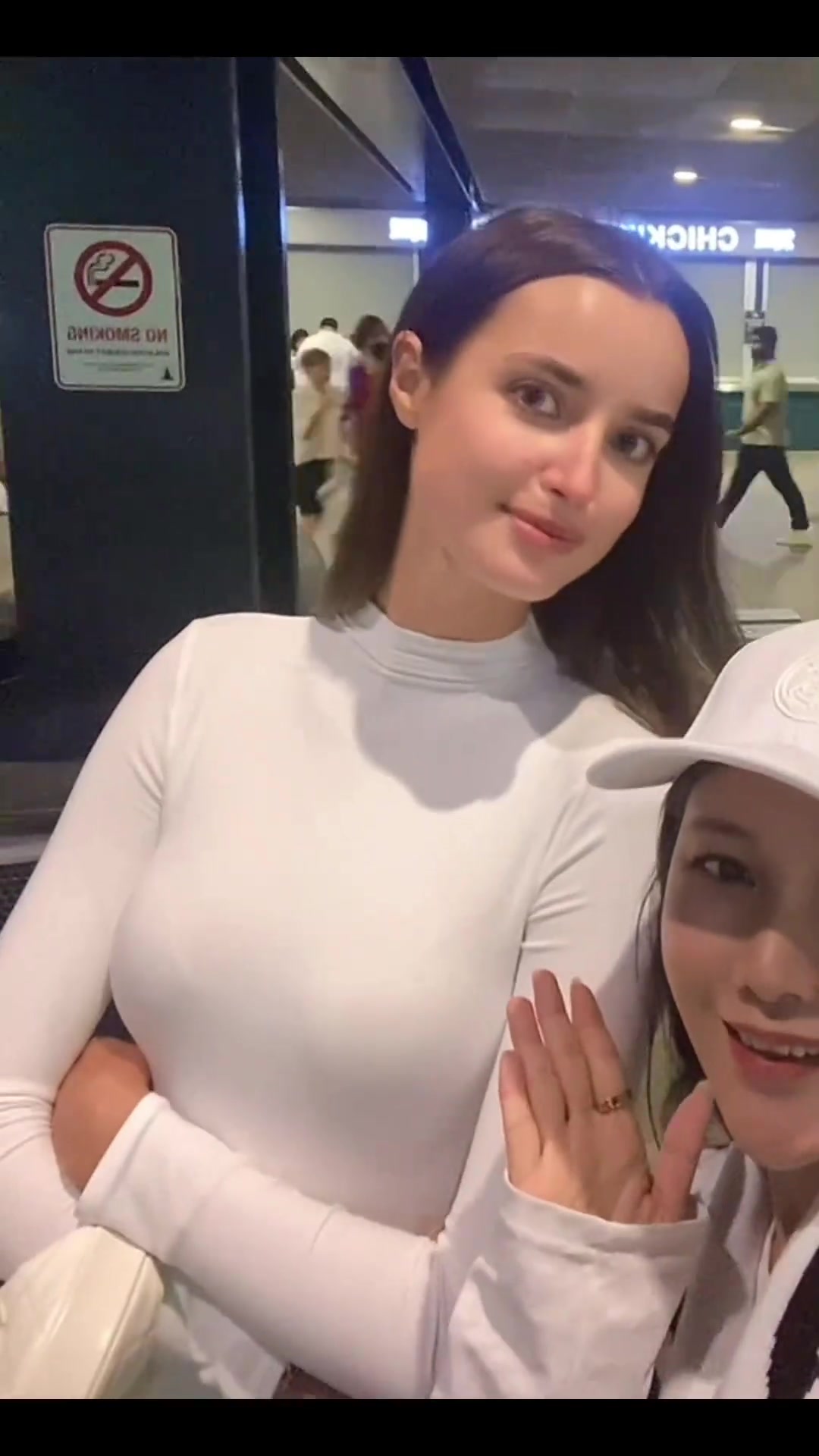 網(wǎng)友偶遇阿諾德女友不得不說(shuō)真人人美身材好