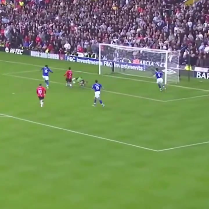 2008年C羅在英超聯(lián)賽中以31個(gè)進(jìn)球奪得金靴獎(jiǎng)