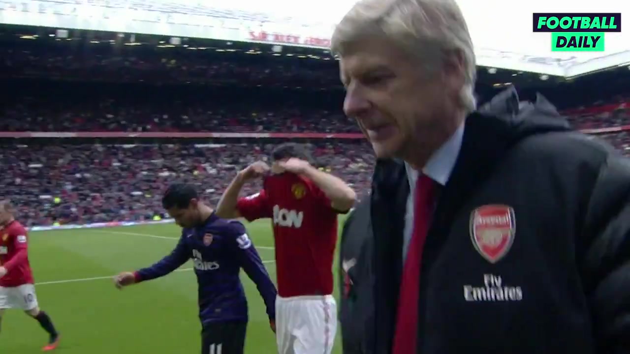 在范佩西加盟曼聯(lián)后首次與阿森納相遇時(shí)后衛(wèi)桑托斯與他交換球衣