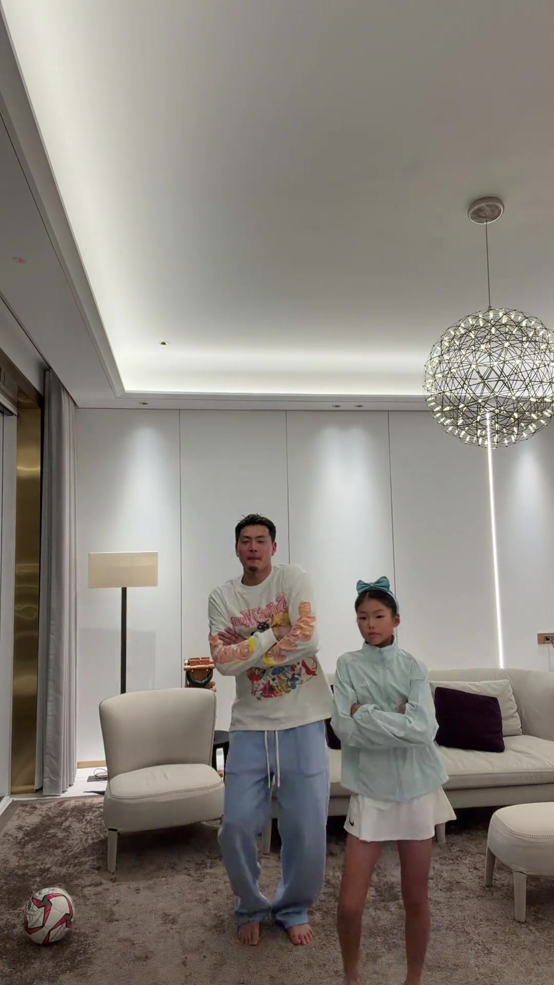 父女互動(dòng)王大雷社媒發(fā)布與女兒一起跳舞調(diào)侃道一點(diǎn)天賦沒有