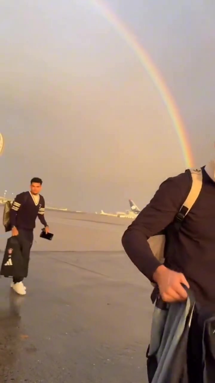 今晚好運(yùn)加持拜仁抵達(dá)巴黎時(shí)遇見落日彩虹