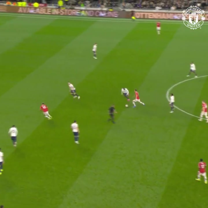 毫不手軟拉什福德面對(duì)熱刺時(shí)打進(jìn)了這粒精彩的單刀球